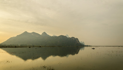 均衡产出是如何实现的