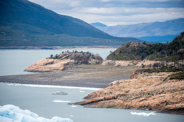 均衡产出是如何实现的