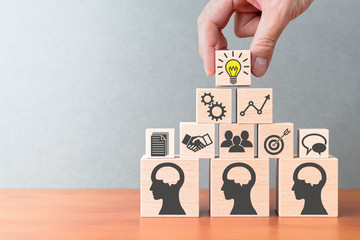 均衡产出是如何实现的